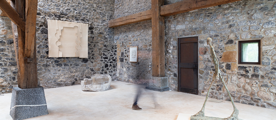 Vista de la exposición Universo Maeght en Chillida Leku con la obra Homme qui marche II de Alberto Giacometti