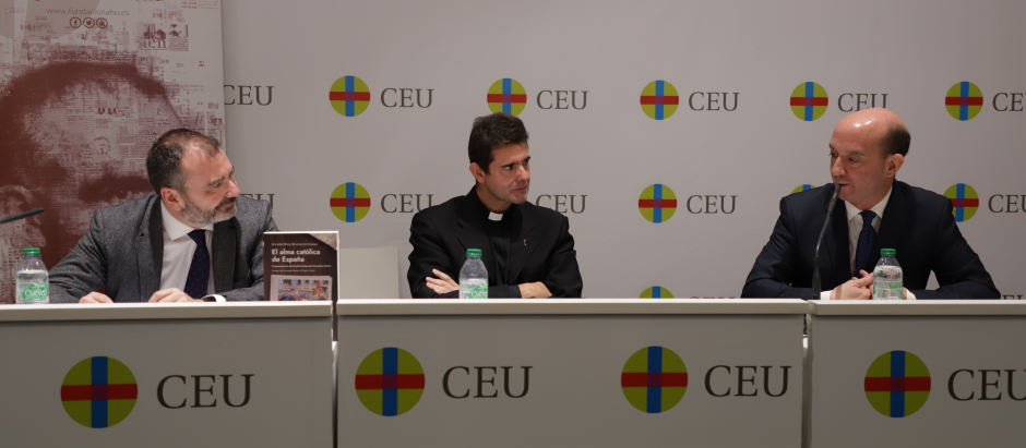 Francisco Serrano Oceja, Gonzalo Pérez-Boccherini y Pablo Martín, en la presentación del libro 'Alma católica de España'