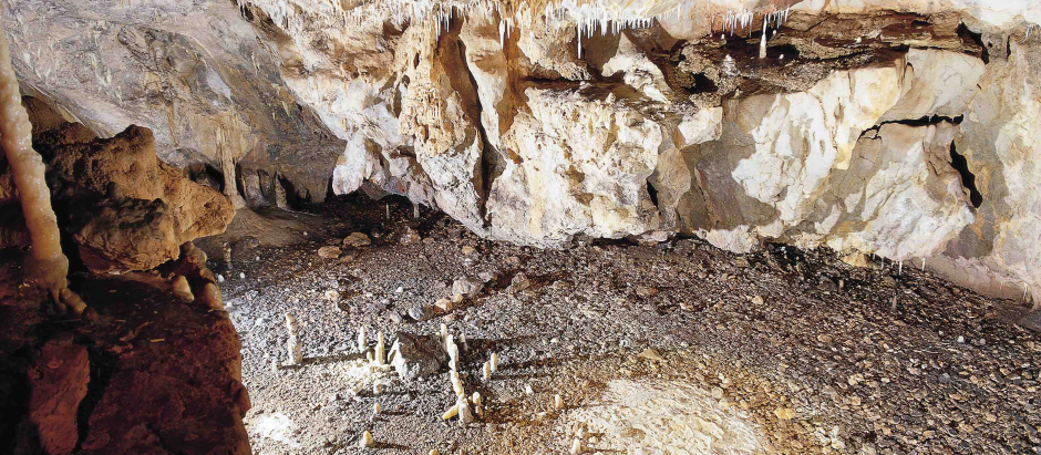 Vista de la cabaña paleolítica descubierta por el equipo de arqueólogos de La Garma en el yacimiento cántabro