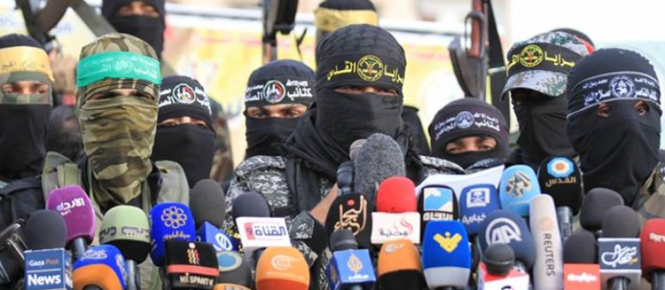 Terroristas de Hamás en una conferencia de prensa