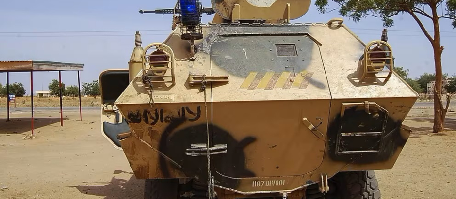 Un tanque incautado por las autoridades militares nigerianas tras ser utilizado por el grupo terrorista Boko Haram