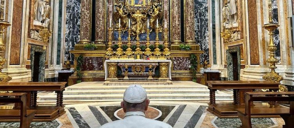 El Papa orando, como antes de cada viaje, ante la Virgen Salus Populi Romani
