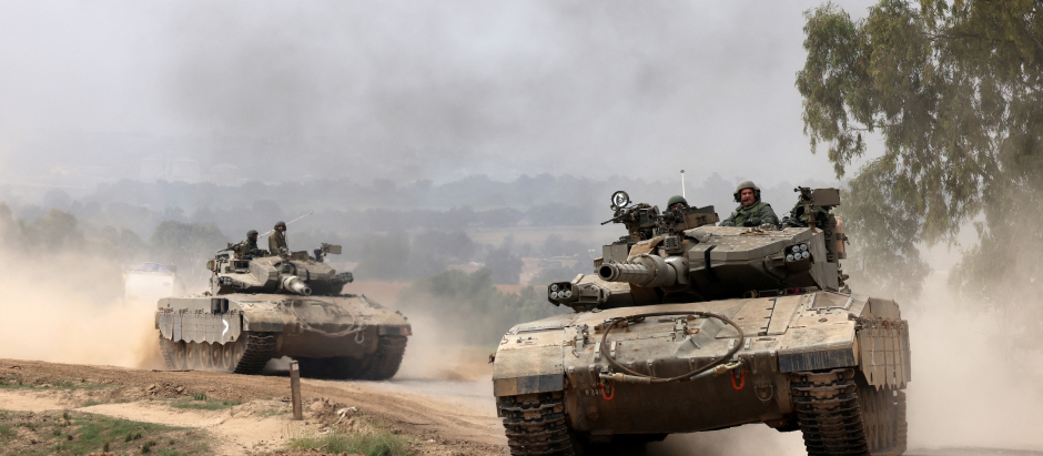 Tanques militares israelíes cerca de la frontera con la Franja de Gaza