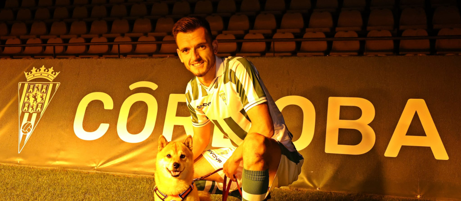 Un jugador del Córdoba CF posa con un perro para concienciar sobre la adopción de mascotas