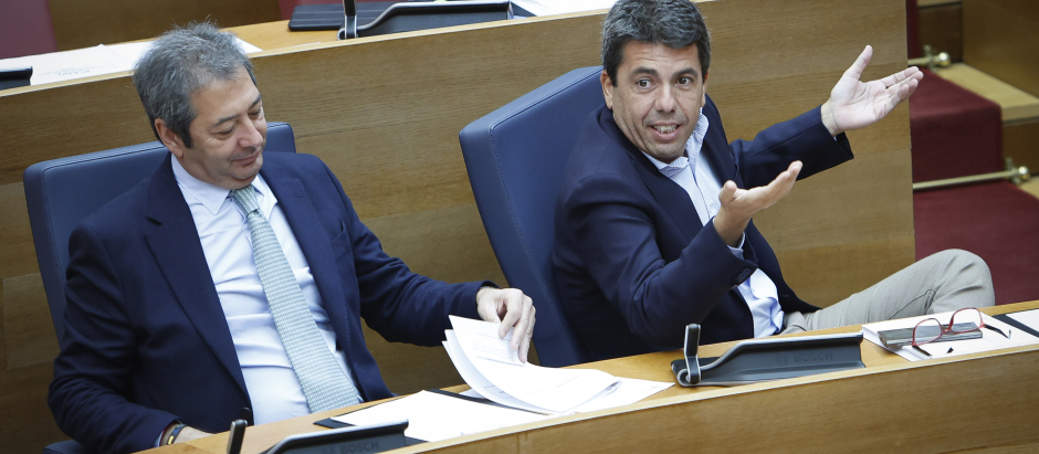 Carlos Mazón y Vicente Barrera, en el Parlamento autonómico