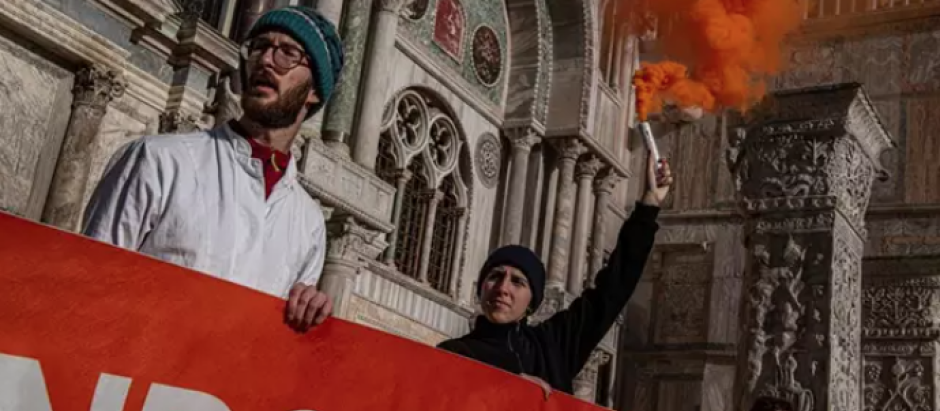 Activistas climáticos lanzan fango sobre la fachada de la basílica de San Marcos en Venecia