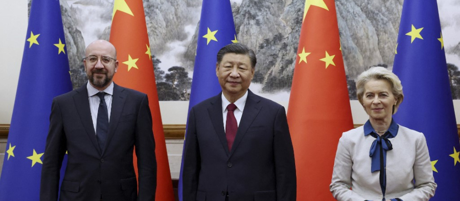 El presidente chino Xi Jinping rodeado por el presidente del Consejo, Charles Michel, y la presidenta de la Comisión, Ursula von der Leyen