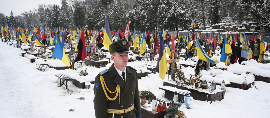 Un soldado junto a las tumbas de soldados ucranianos muertos en la invasión rusa