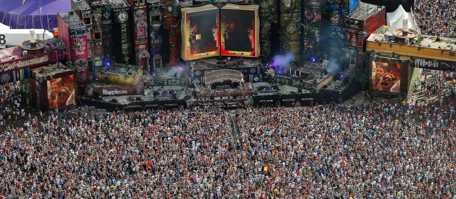 Vista aérea de los asistentes a una de la sesiones de Tomorrowland en Bélgica