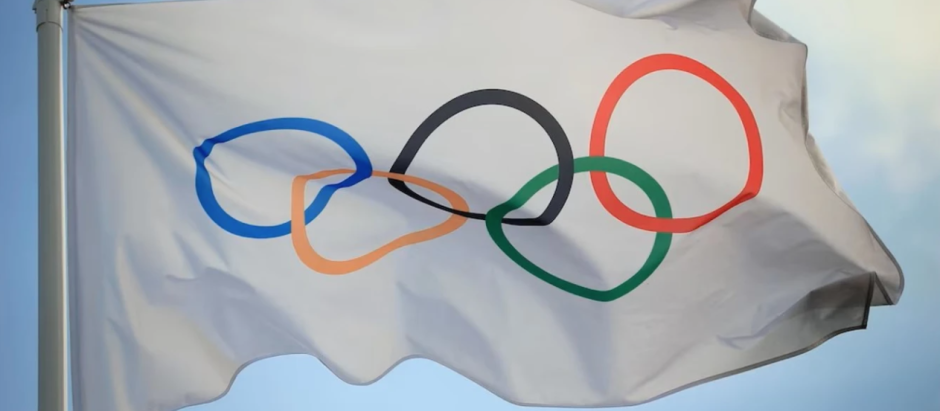 La bandera olímpica, símbolo del deporte internacional
