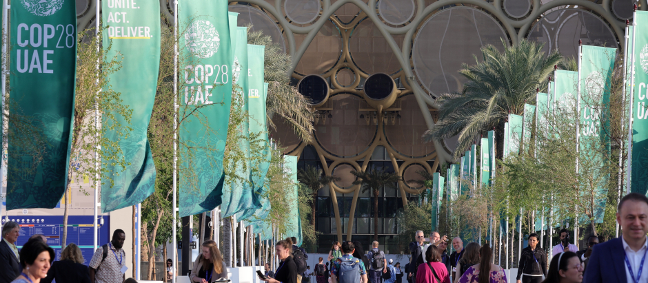 Varias personas visitan el lugar que alberga la cumbre climática de las Naciones Unidas en Dubái
​