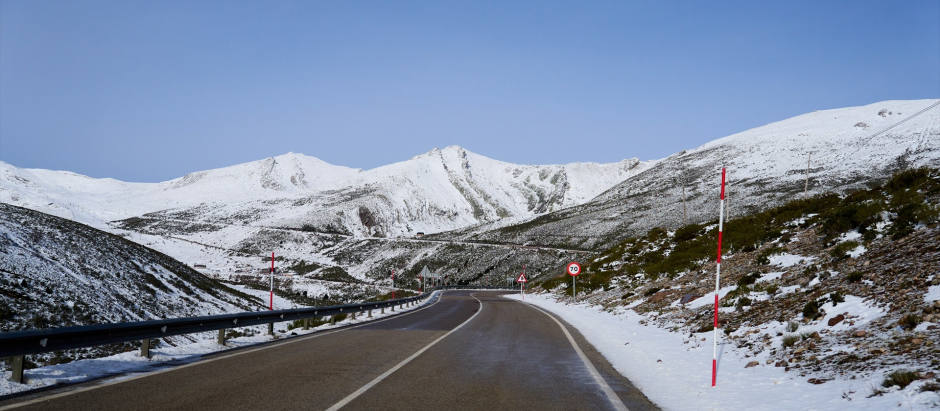 Nieve en las montañas, vista desde la carretera en la estación de esquí y montaña de Alto Campoo