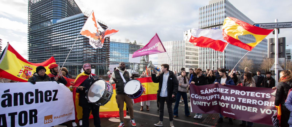 Manifestantes frente a la sede del Parlamento Europeo en Estrasburgo