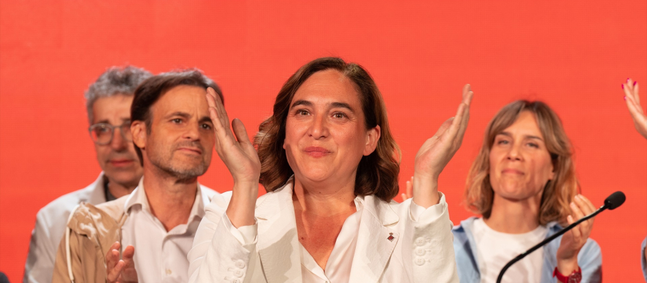 La alcaldesa de Barcelona y candidata de BComú a la reelección, Ada Colau, la noche del 28-M, con Jaume Asens a su derecha