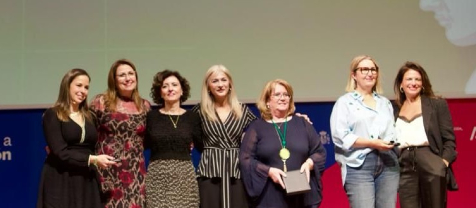 La consejera de Desarrollo Educativo y Formación Profesional, Patricia del Pozo, con los premiados