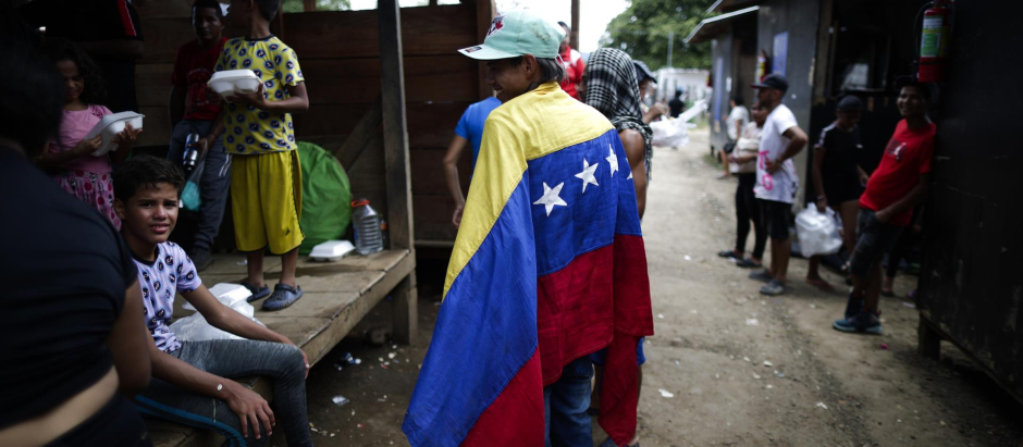 William Maldonado, un migrante venezolano de 22 años sostiene una bandera de Venezuela