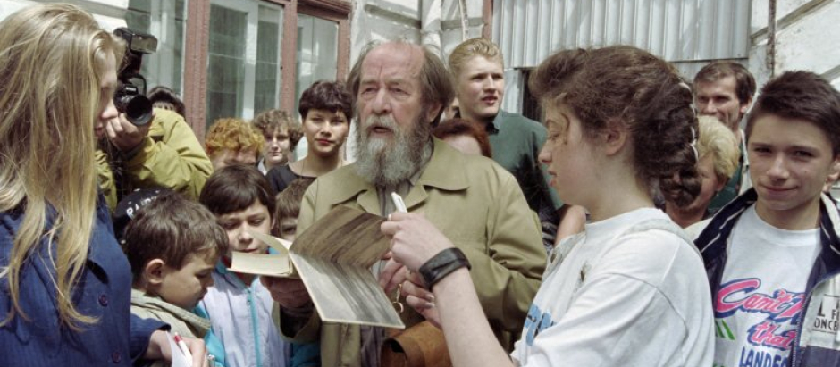 Vladivostok Alexander Solzhenitsyn, tras un encuentro con estudiantes en Vladivostok (Rusia) en 1994