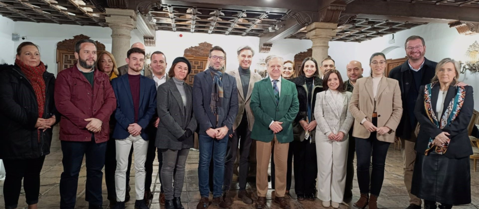 El presidente de la Diputación de Córdoba, Salvador Fuentes (con chaqueta verde), junto a otros miembros de la Corporación provincial en el desayuno navideño con los medios de comunicación