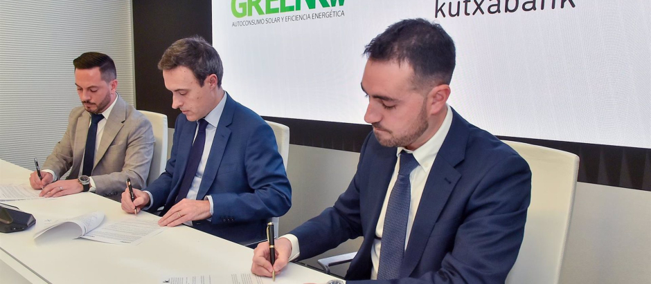 Cajasur y GreenKw firman un convenio para facilitar la instalación de paneles fotovoltaicos en empresas