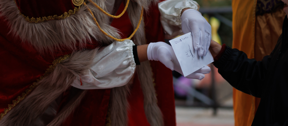 Una niña entrega su carta a un Paje Real