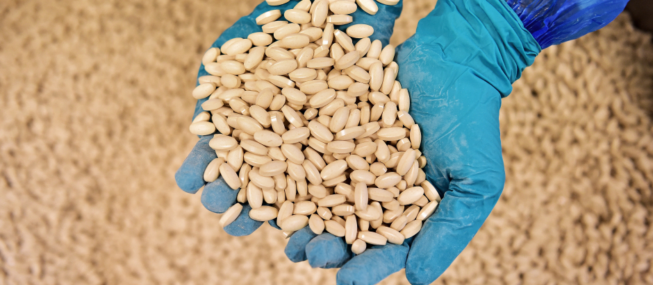 Un operador sostiene y controla comprimidos en un laboratorio de la empresa farmacéutica francesa Servier