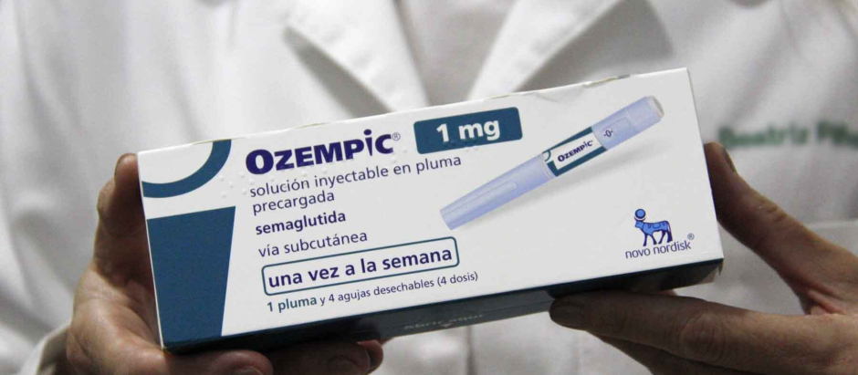 Caja de Ozempic sujetada por un farmacéutico
