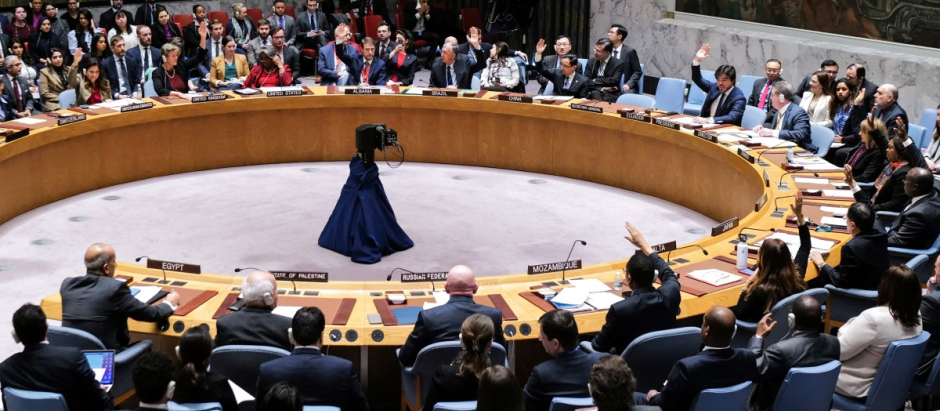 The US and Russia abstain during the vote about the situation in the Middle East, including the Palestinian question, at UN headquarters in New York on December 22, 2023. - The Security Council was expected to vote December 22 on a resolution to boost aid to Gaza, as the world body warned the Israel-Hamas war was pushing the Palestinian territory towards famine (Photo by Charly TRIBALLEAU / AFP)