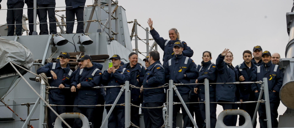 Los marineros de la Fragata Méndez Núñez a la llegada del navío este viernes al Arsenal Militar de Ferrol