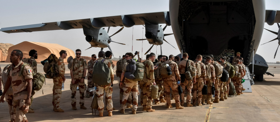 Los últimos soldados franceses en la base francesa entregada al Ejército nigerino, en Niamey