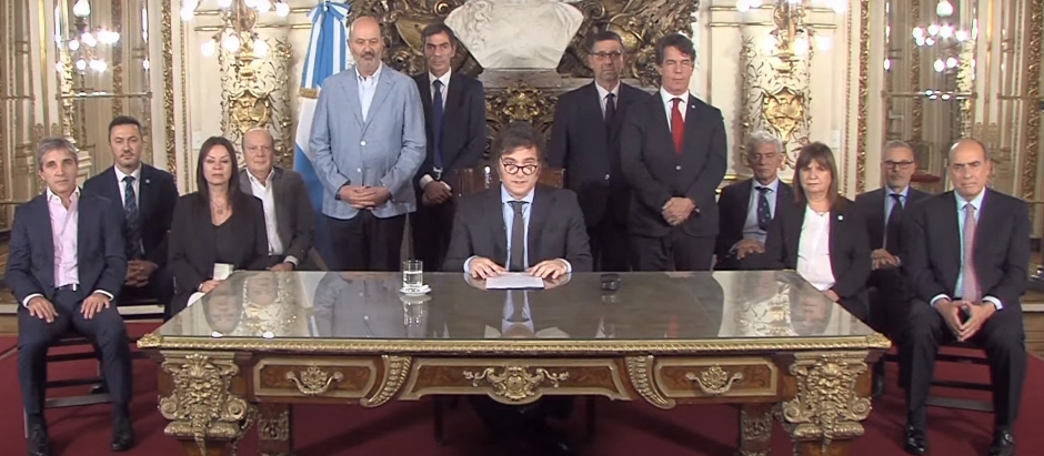 El Ejecutivo de Javier Milei desde el palacio presidencial de la Casa Rosada presentando las nuevas medidas