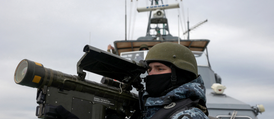Un militar ucraniano sostiene un arma antiaérea MANPADS