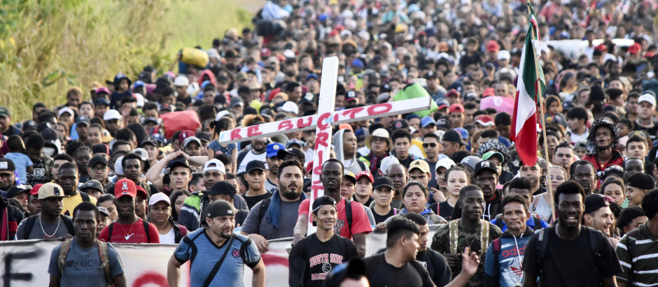 Inmigrantes participan en una caravana hacia la frontera con Estados Unidos en Tapachula, estado de Chiapas, México