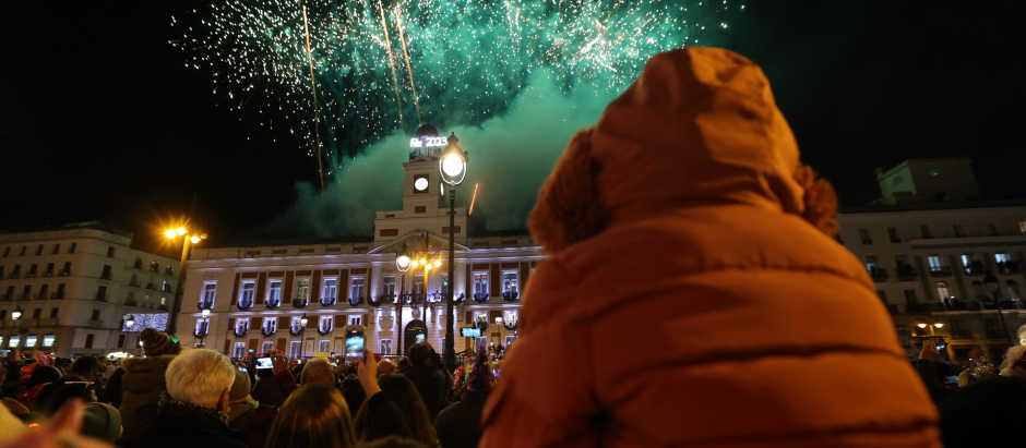 Fuegos artificiales en la Real Casa de Correos tras las Campanadas de Fin de Año
