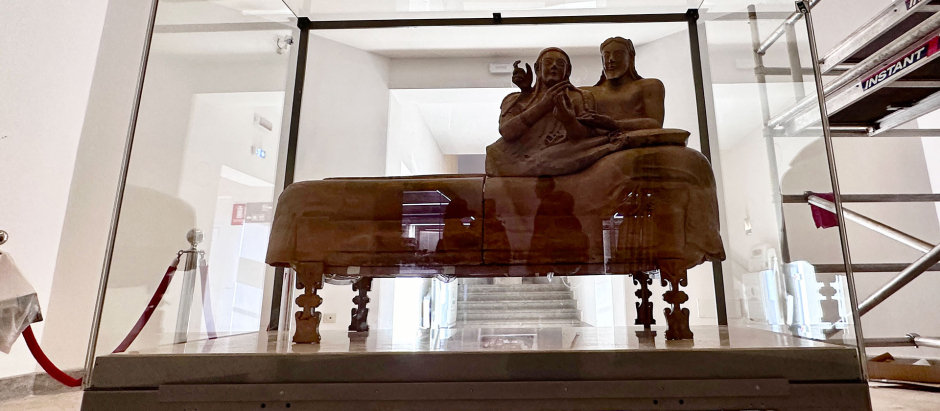 El 'Sarcófago de los Esposos', la obra símbolo del amor eterno que representa una pareja abrazada conservada en el Museo Nacional Etrusco de Roma