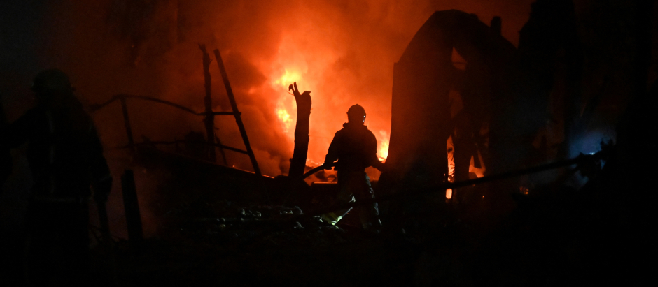 Fuego durante la noche en las calles de Ucrania tras el ataque Ruso