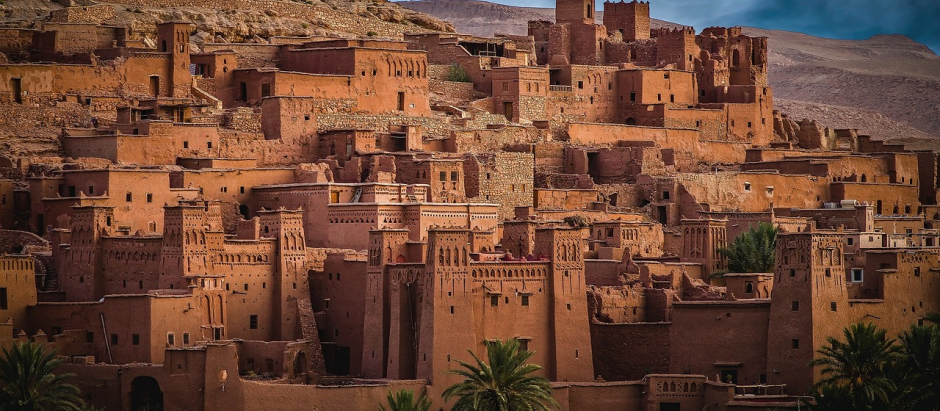 19.	Marruecos: Marruecos es un favorito de los turistas por sus paisajes y monumentos.  Los visitantes suelen congregarse en ciudades como Marrakech y Rabat, sin embargo, hay lugares no tan famosos e igual de bellos. Por ejemplo, Tetuán y la ciudad histórica de Meknes, declarada Patrimonio de la Humanidad.