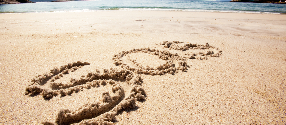 Un mensaje de S.O.S. en la arena de una isla