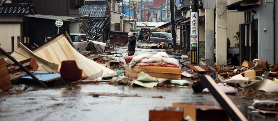Un hombre en una calle cubierta de escombros tras el terremoto en Suzu, prefectura de Ishikawa