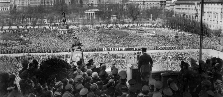 Hitler pronuncia un discurso el 15 de marzo de 1938 desde el balcón del Palacio Imperial de Hofburg en Viena, Austria
