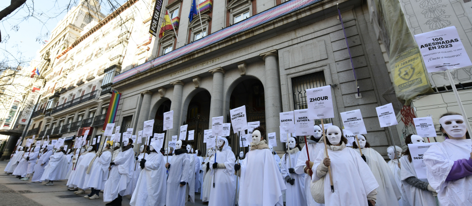 'Concentración fúnebre' organizada por organizaciones feministas frente al Ministerio de Igualdad este domingo para pedir que se contabilicen de forma oficial todos los feminicidios. EFE/ Víctor Lerena