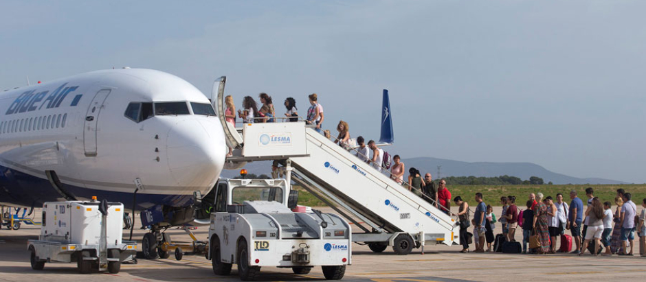 Un grupo de pasajeros toma un avión en el Aeropuerto de Castellón