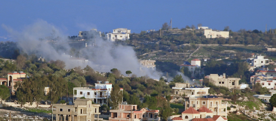 El humo se eleva sobre los edificios en la ciudad fronteriza de Blida, en el sur del Líbano