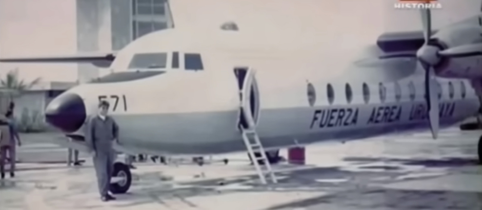 Última foto del piloto, que posa con el avión accidentado en los Andes en 1972