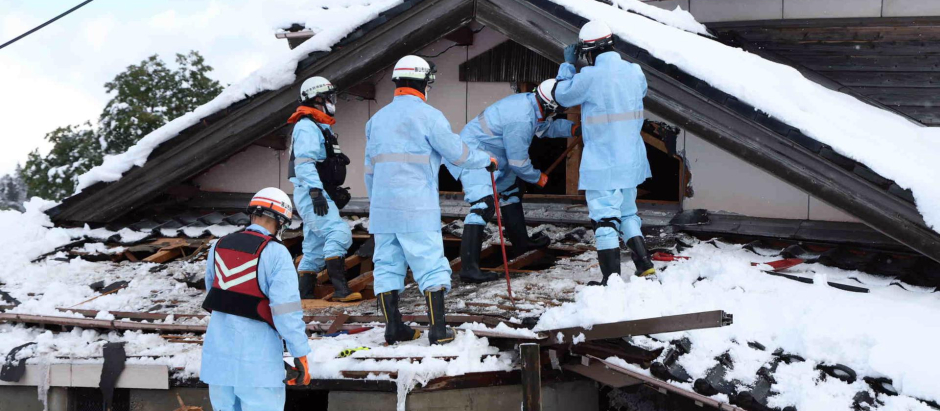 Los bomberos buscan personas desaparecidas bajo la nieve en Suzu, prefectura de Ishikawa