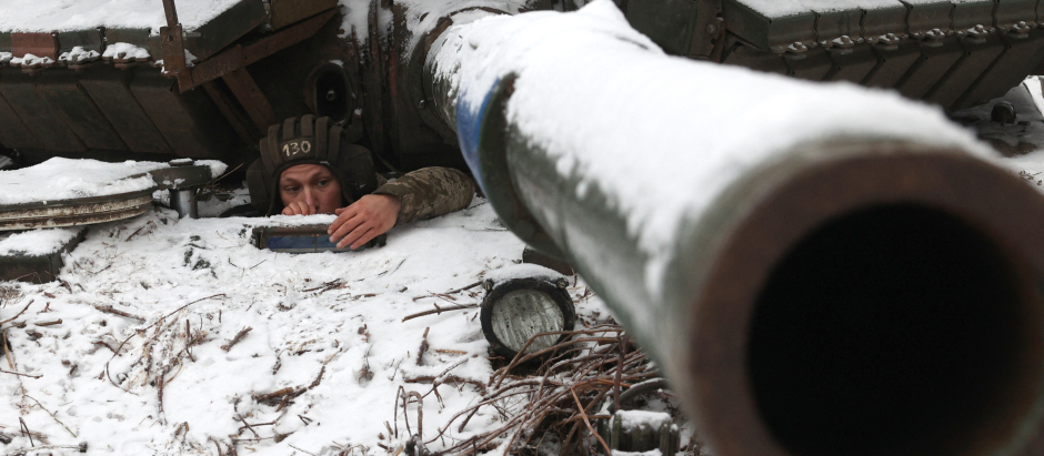 En frente, tienen unas fuerzas rusas que han logrado solucionar sus problemas de falta de municiones con una industria nacional engrasada puesta al servicio de los esfuerzos bélicos en Ucrania fabricando armamento a un ritmo frenético.