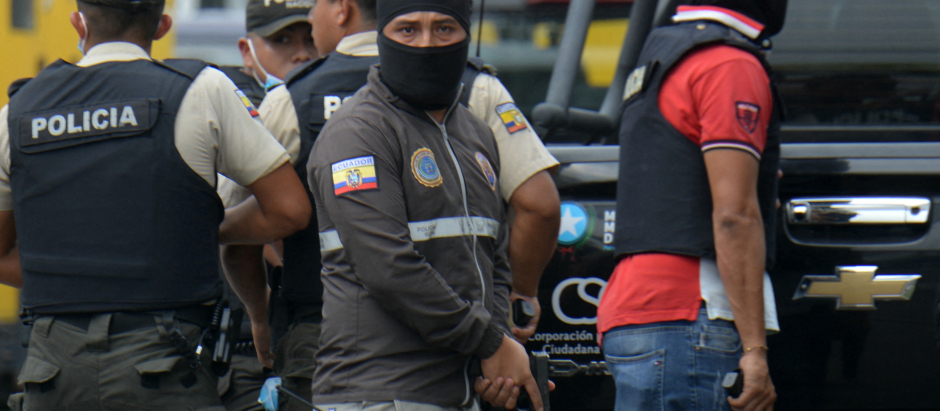Miembros de la Policía ecuatoriana fuera de las instalaciones del canal de televisión