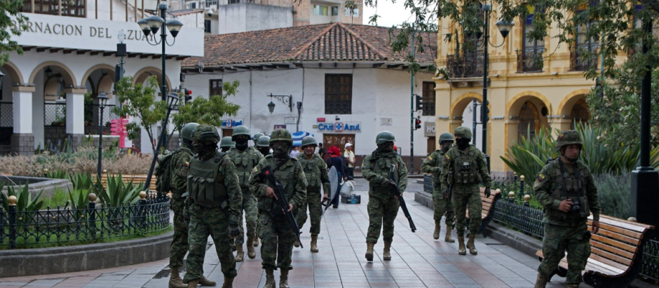 El Ejercito de Ecuador patrulla por las calles del país