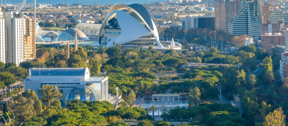 Vista de Valencia, con el Palacio de la Música en primer plano y la Ciudad de las Artes y las Ciencias detrás