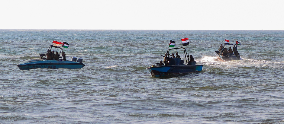 Miembros de la Guardia Costera de Yemen afiliados al grupo hutí patrullan el mar Rojo