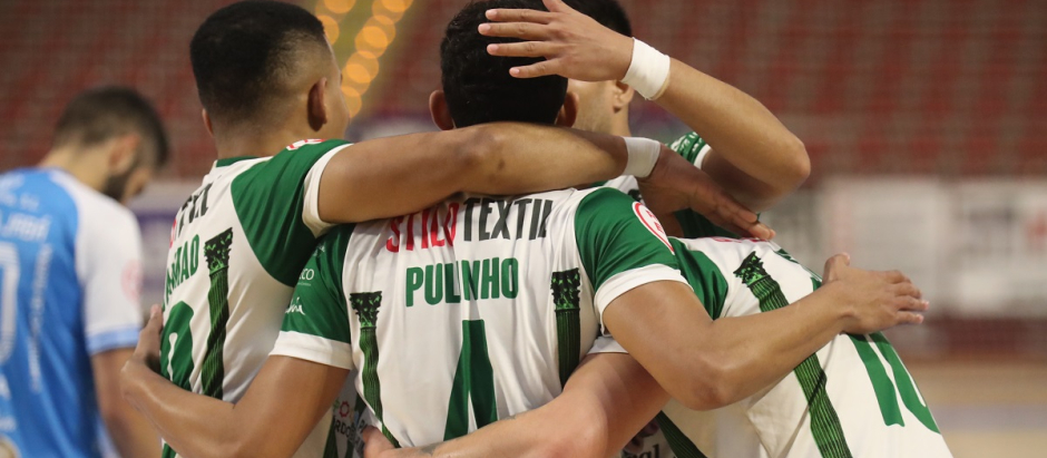 Los jugadores del Córdoba Patrimonio celebran uno de los goles marcados al Noia